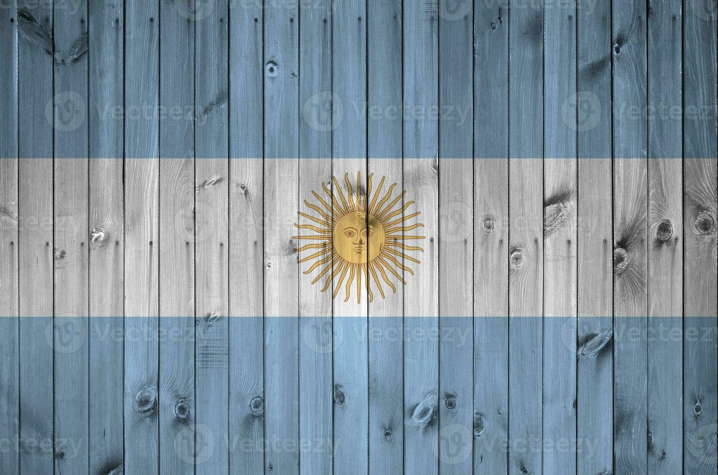 argentina bandera representado en brillante pintar colores en antiguo de madera pared. texturizado bandera en áspero antecedentes foto