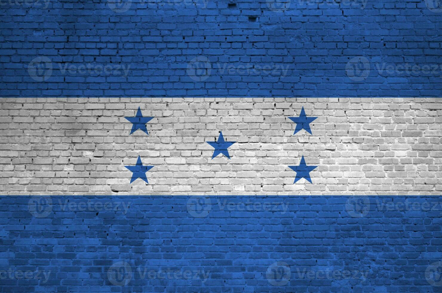 Honduras bandera representado en pintar colores en antiguo ladrillo pared. texturizado bandera en grande ladrillo pared albañilería antecedentes foto