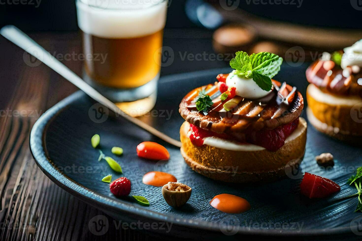 Tres pequeño pasteles con crema y bayas en un negro lámina. generado por ai foto