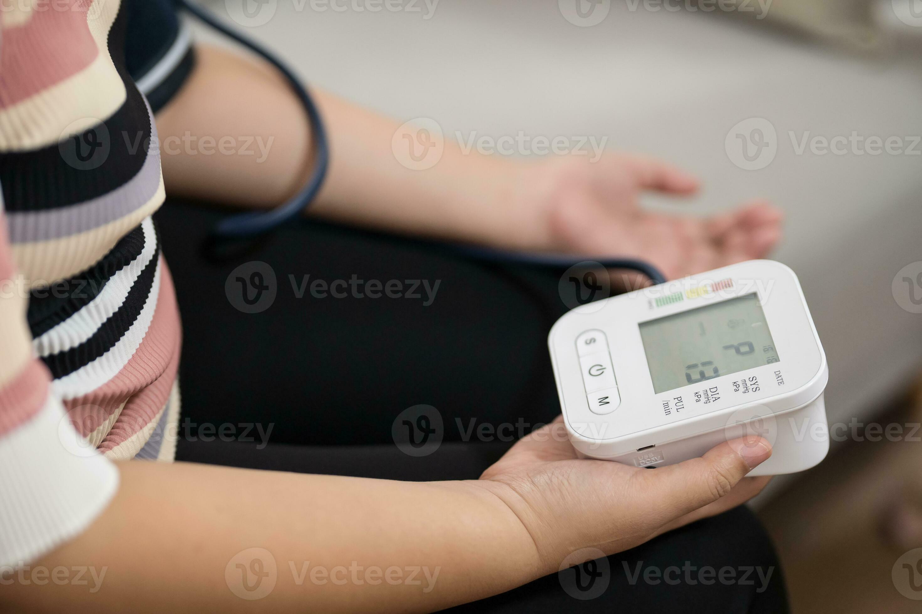 woman Overweight plus size self checks measuring blood pressure and heart  rate tonometer self checkup at home 29773512 Stock Photo at Vecteezy