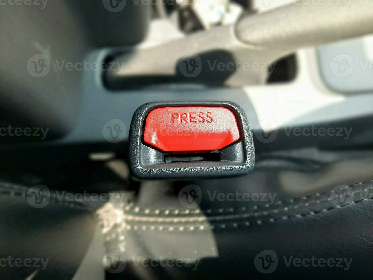 botón a lanzamiento el asiento cinturón en el asiento de un coche. rojo botón. foto