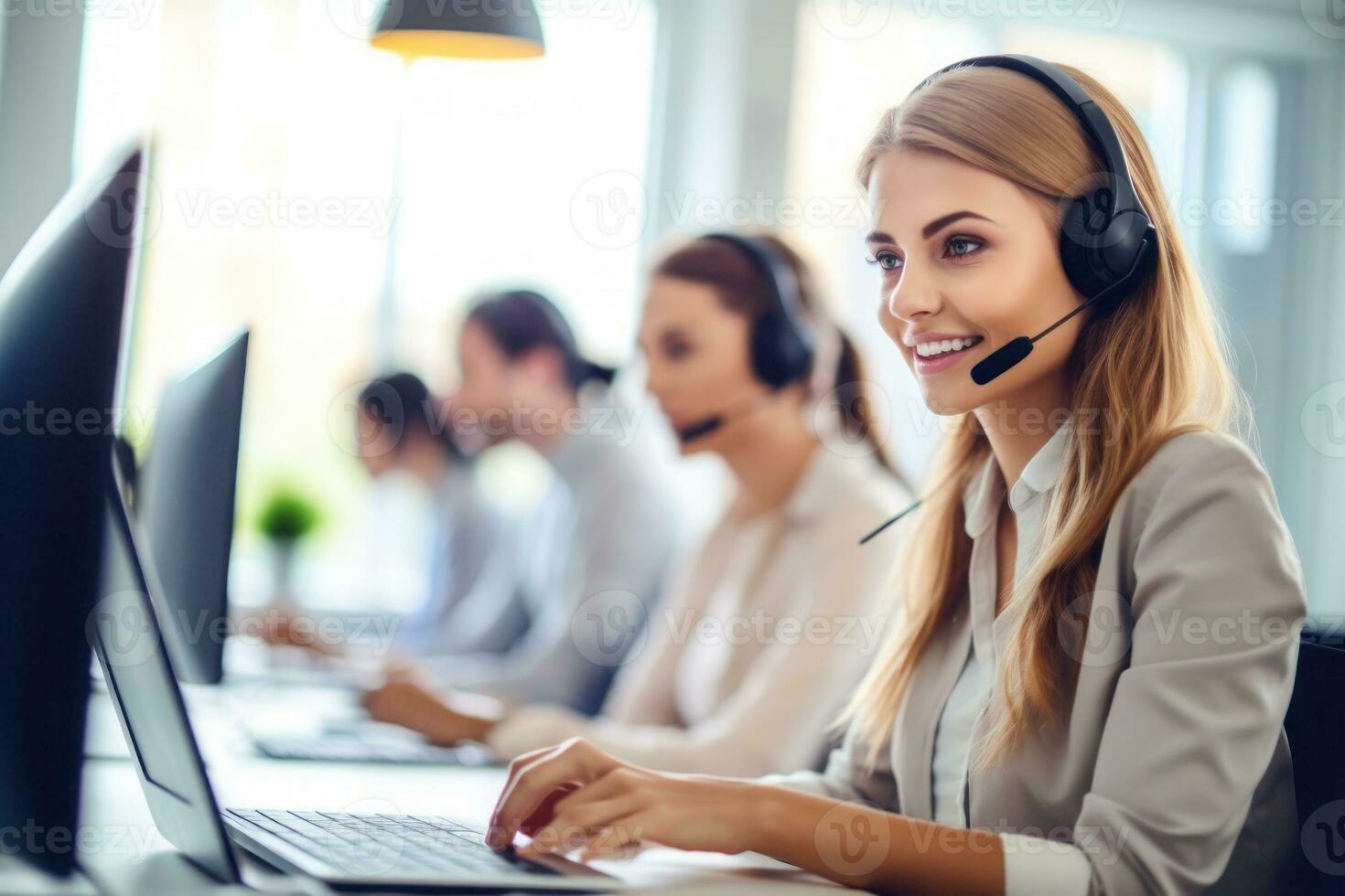 técnico apoyo agentes llamada en Progreso utilizando computadora explicando el asuntos. generativo ai foto