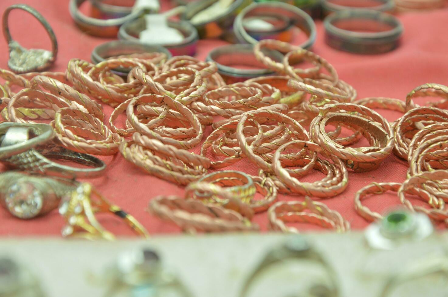 hecho a mano cobre anillos estilos, usado en lugar de Rosa oro como cobre mira mejor. foto