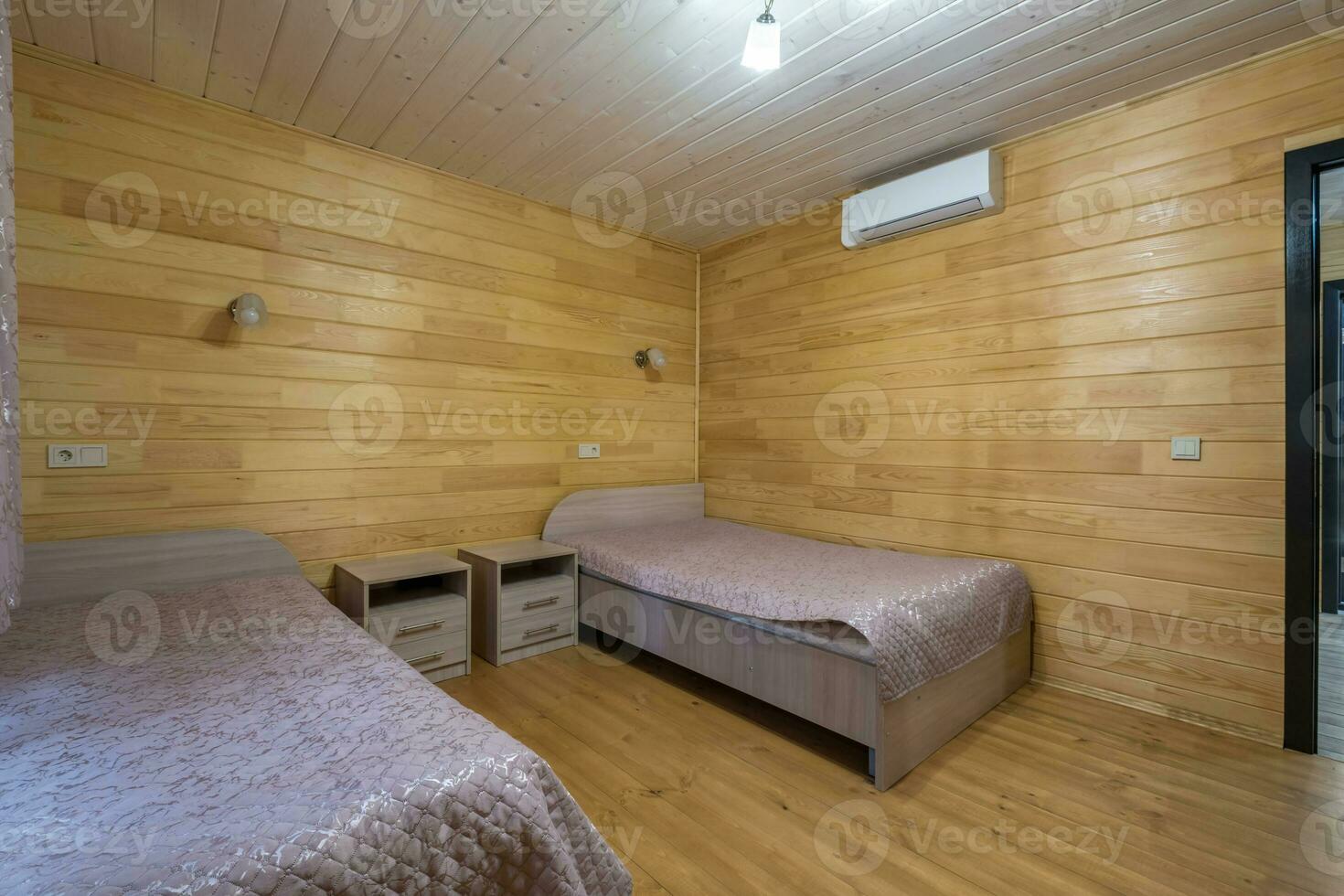 interior de de madera eco dormitorio en estudio apartamentos, Hostal o granja foto