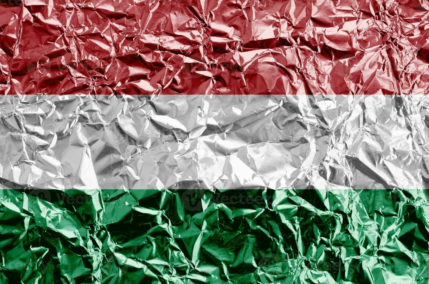 Hungría bandera representado en pintar colores en brillante estropeado aluminio frustrar de cerca. texturizado bandera en áspero antecedentes foto