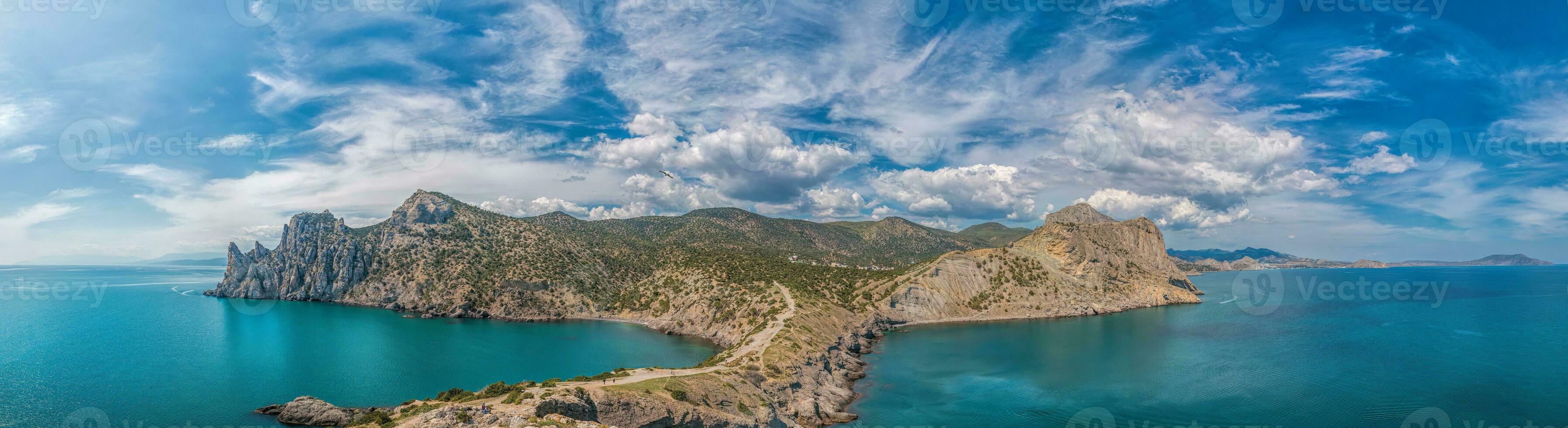 hermosa marina, panorama de capa capchik a el galitsin sendero y azul bahía de el negro mar. sudak, nuevo mundo. paisaje de el mar costa. el concepto de calma, silencio y unidad con naturaleza. foto