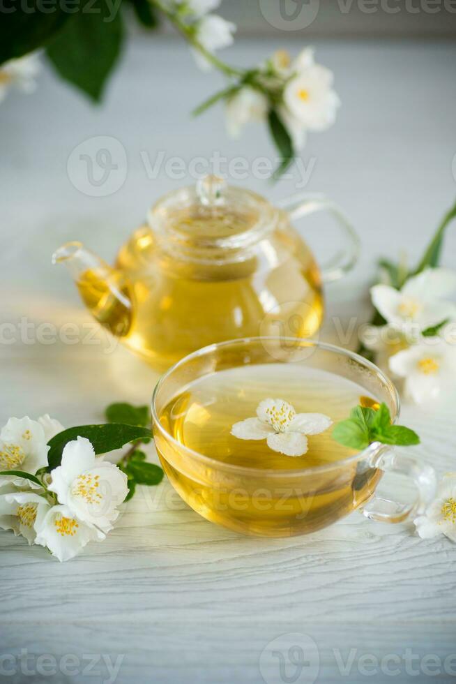composición con taza de jazmín té y flores foto