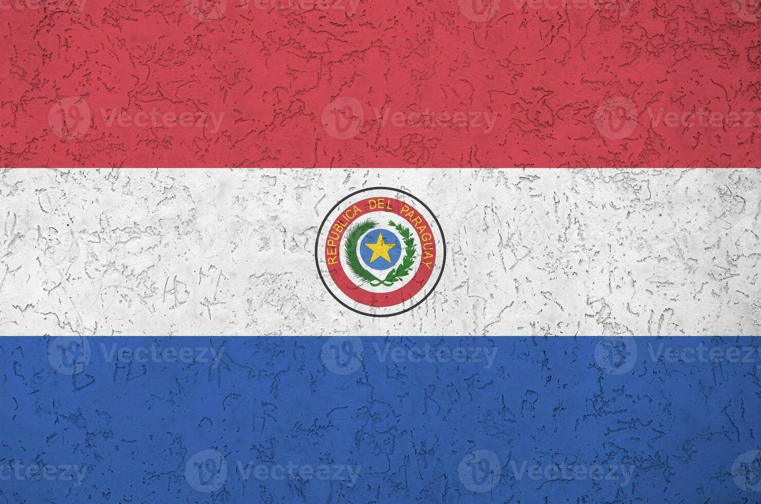 bandera de paraguay representada en colores de pintura brillante en la antigua pared de yeso en relieve. banner texturizado sobre fondo áspero foto