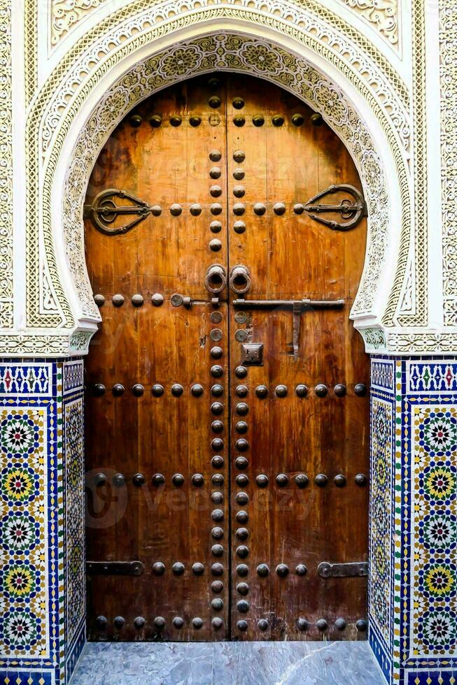 un hermosamente decorado antiguo puerta foto