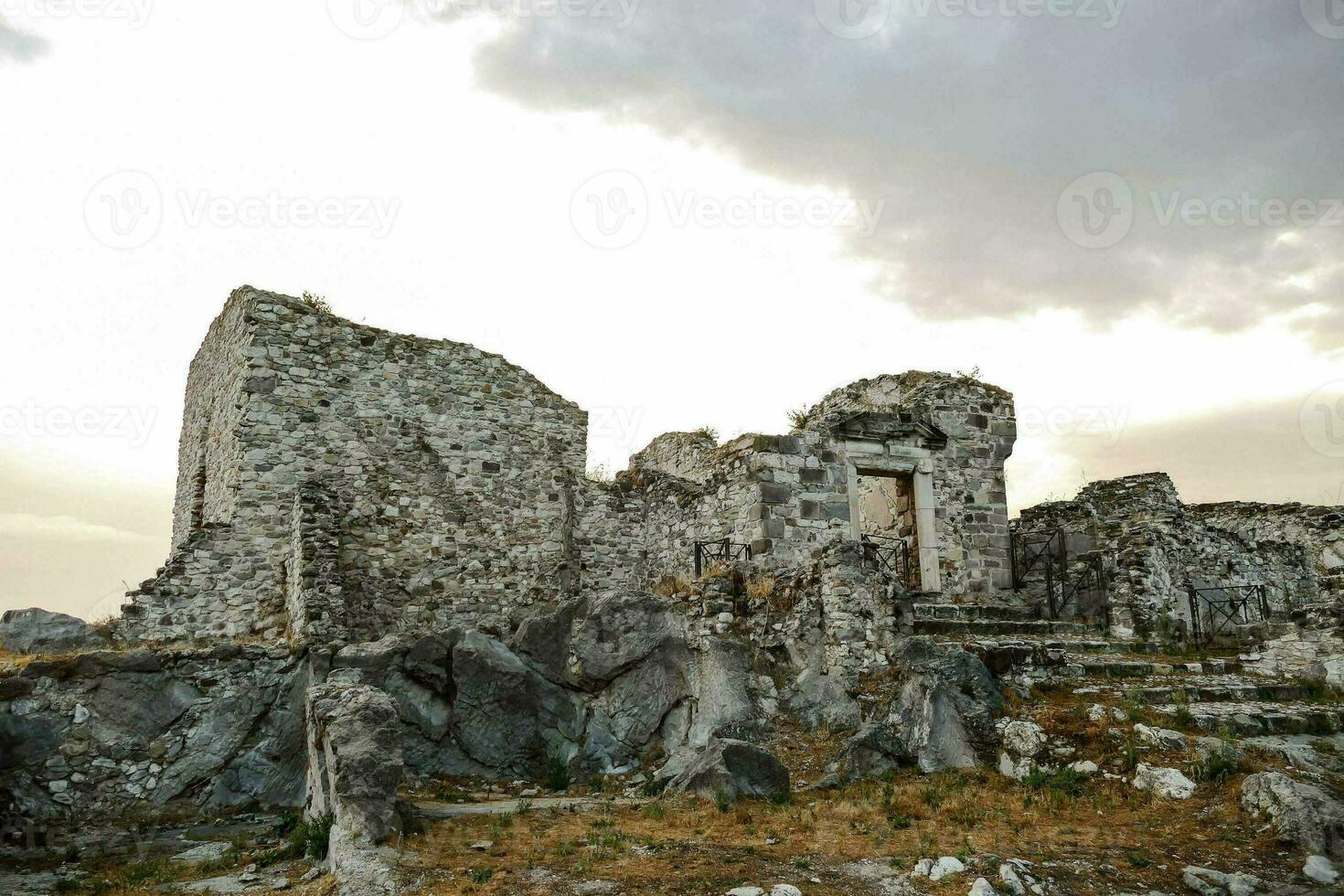 antiguo restos en un colina foto