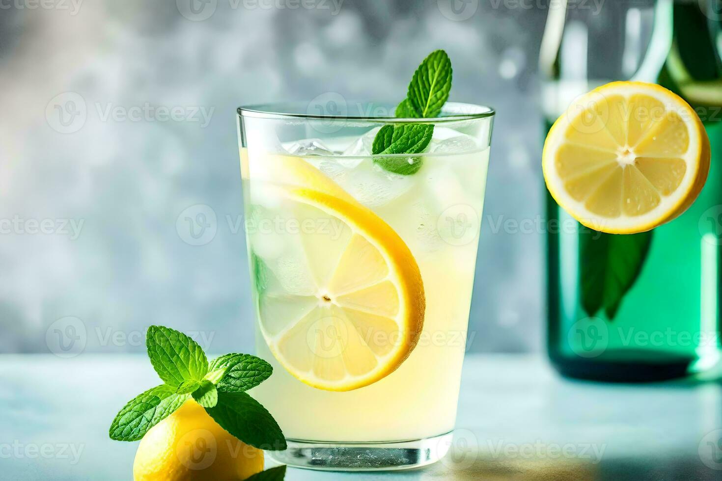 un vaso de limonada con menta hojas y un botella de agua. generado por ai foto