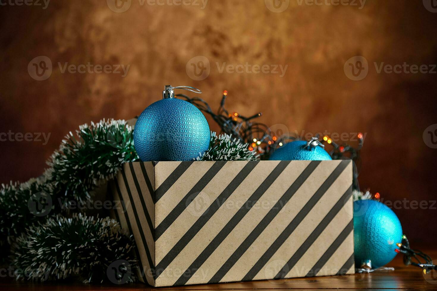 Navidad tarjeta . nuevo años vistoso juguetes en un caja con decoraciones foto