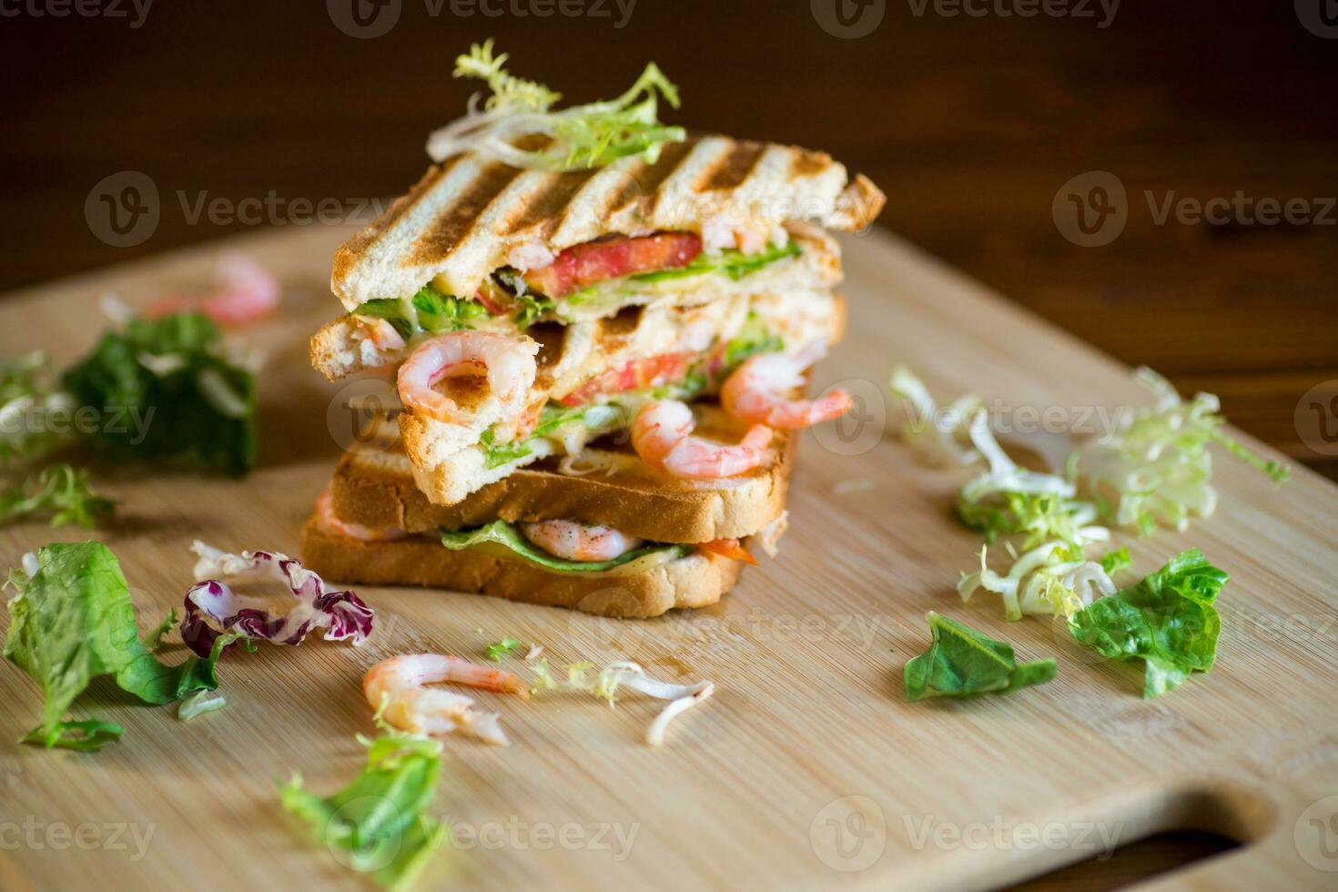 emparedado con lechuga y camarón. foto