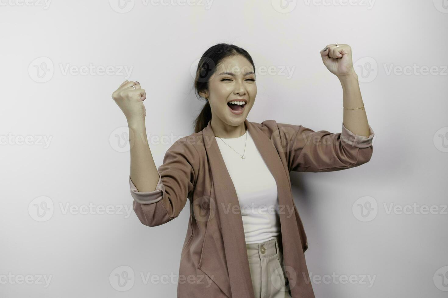 un joven asiático mujer empleado con un contento exitoso expresión vistiendo cárdigan aislado por blanco antecedentes foto