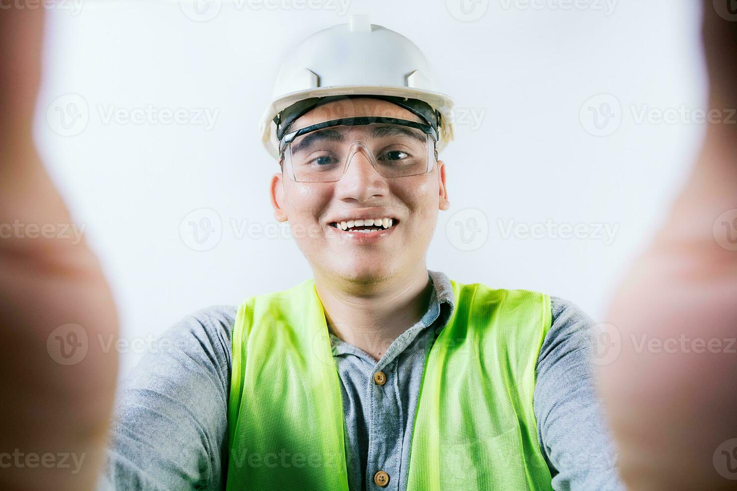 sonriente masculino ingeniero tomando un selfie mirando a cámara. alegre constructor ingeniero tomando un selfie aislado, ingeniero tomando un selfie aislado foto