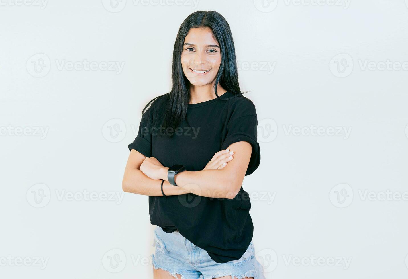 retrato de hermosa latín niña con brazos cruzado. sonriente latín niña con brazos cruzado aislado. nicaragüense mujer en aislado antecedentes foto