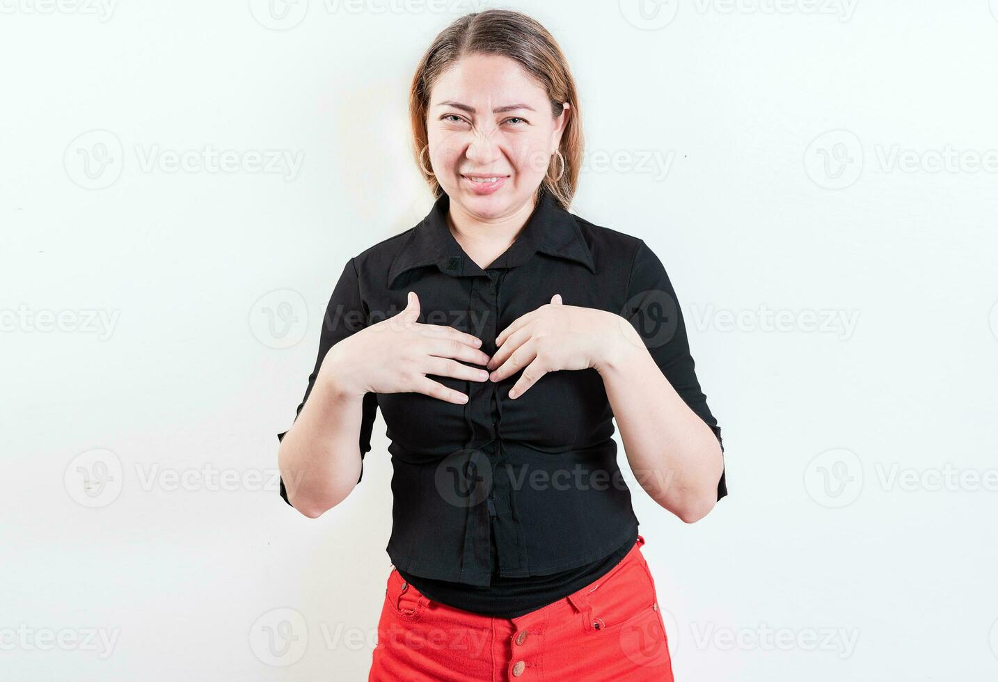 joven mujer asco cara aislado. personas con cara disgustado en aislado antecedentes. latín niña con expresión de asco aislado foto