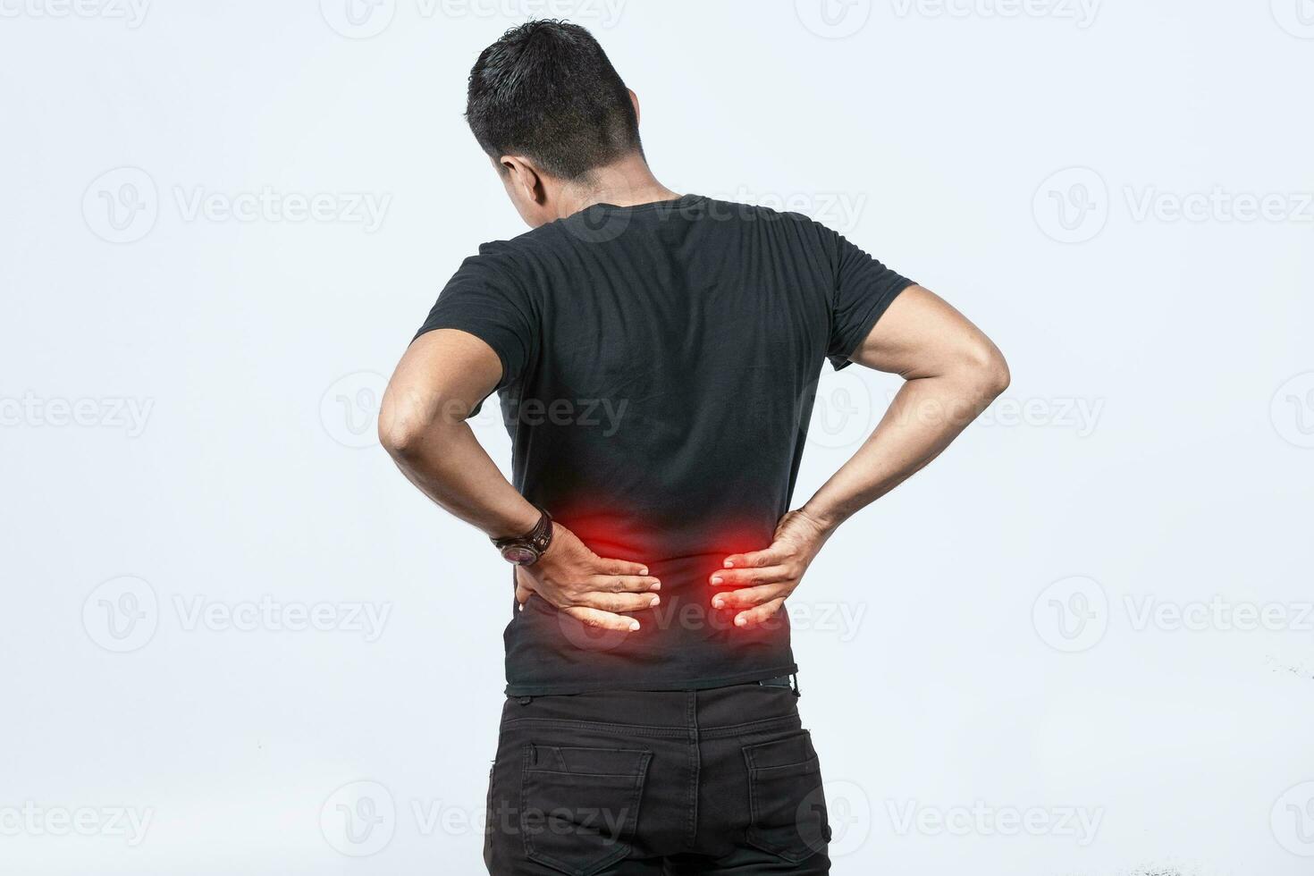 personas con espina problemas, hombre con espalda problemas en aislado fondo, lumbar problemas concepto, un dolorido hombre con espalda dolor foto