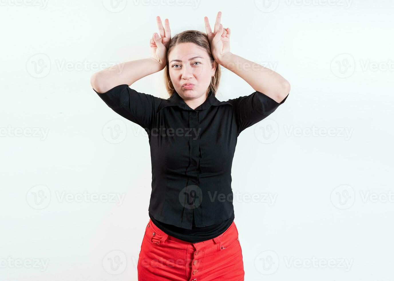personas haciendo cuernos gesto con su dedos, gesto de traición. joven mujer haciendo cuernos gesto con dedos. infidelidad concepto foto