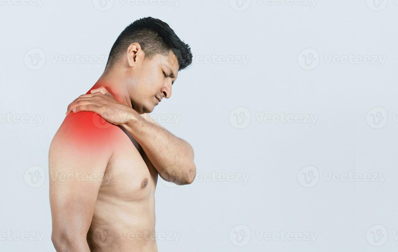 sin camisa persona con cuello músculo dolor, cuello dolor y estrés concepto, de cerca de un hombre con cuello dolor, un hombre con cuello dolor en un aislado antecedentes foto