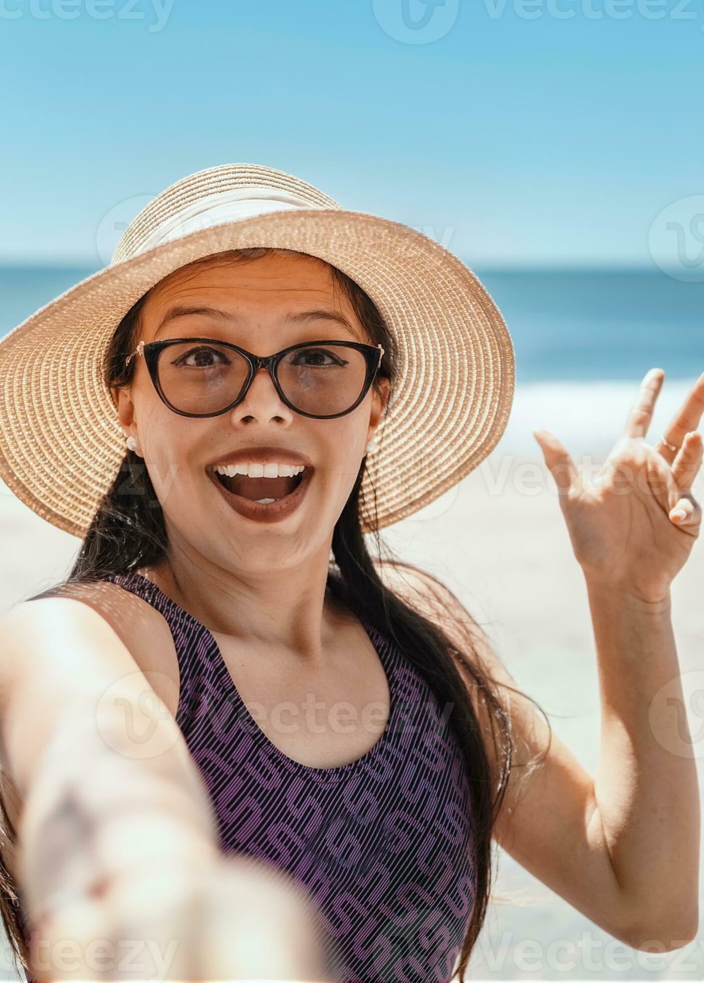 Happy girl taking a selfie on the beach. happy young woman taking a