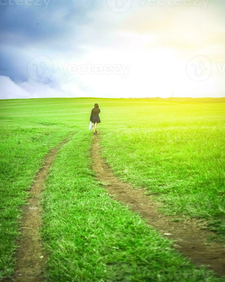 mujer caminando en el campo con compras bolsas, mujer caminando en un la carretera en el campo foto
