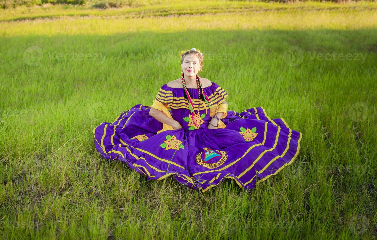 nicaragüense mujer en tradicional gente vestir sentado en el césped en el campo, retrato de nicaragüense mujer vistiendo nacional gente vestir foto