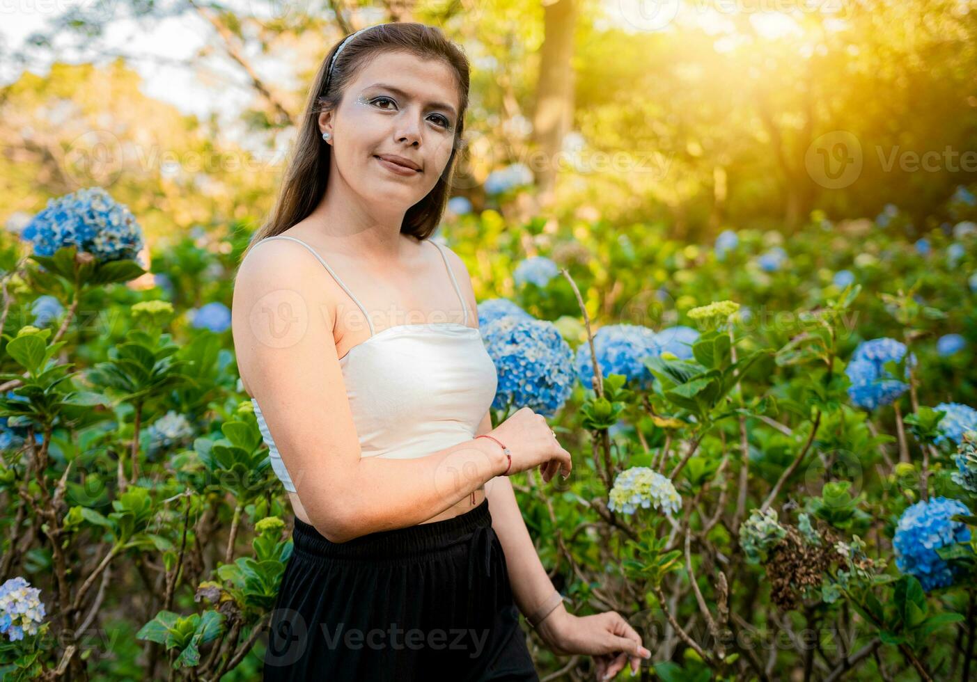 retrato de joven mujer en un hortensia campo. mujer en un hortensia jardín, hermosa niña en un natural flor guardería. el crucero - managua, Nicaragua foto