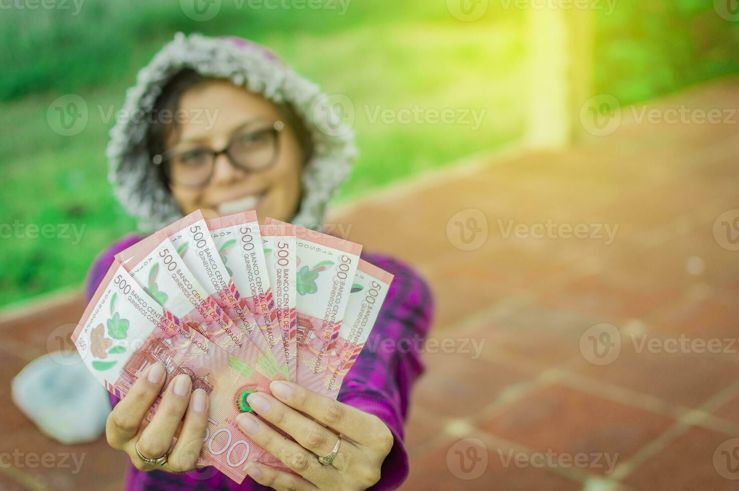 woman counting banknotes, Nicaraguan 500 cordobas banknotes photo