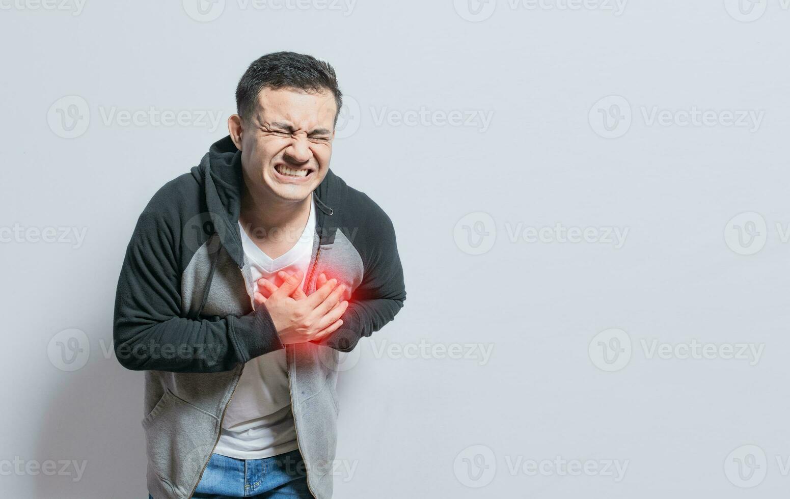 personas con cofre dolor aislado, hombre con taquicardia, hombre con corazón dolor en aislado fondo, joven hombre con cofre dolor aislado foto