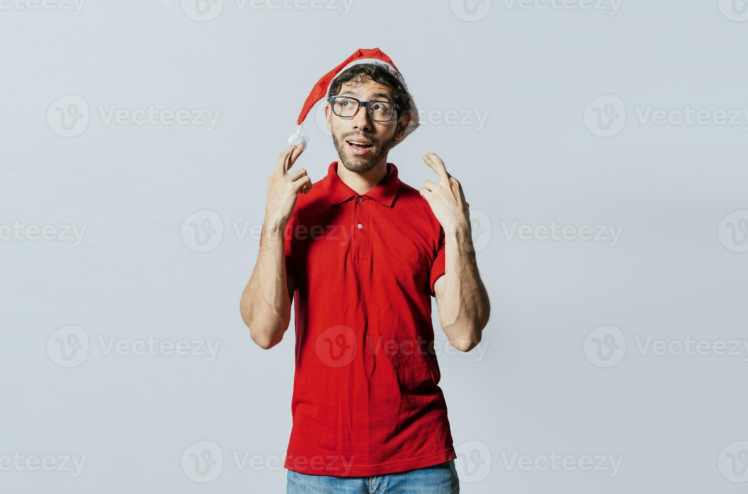 esperanzado hombre en Navidad ropa haciendo un desear, hermoso hombre en Navidad sombrero haciendo un deseo en aislado antecedentes. chico con Navidad sombrero haciendo un deseo en aislado antecedentes foto