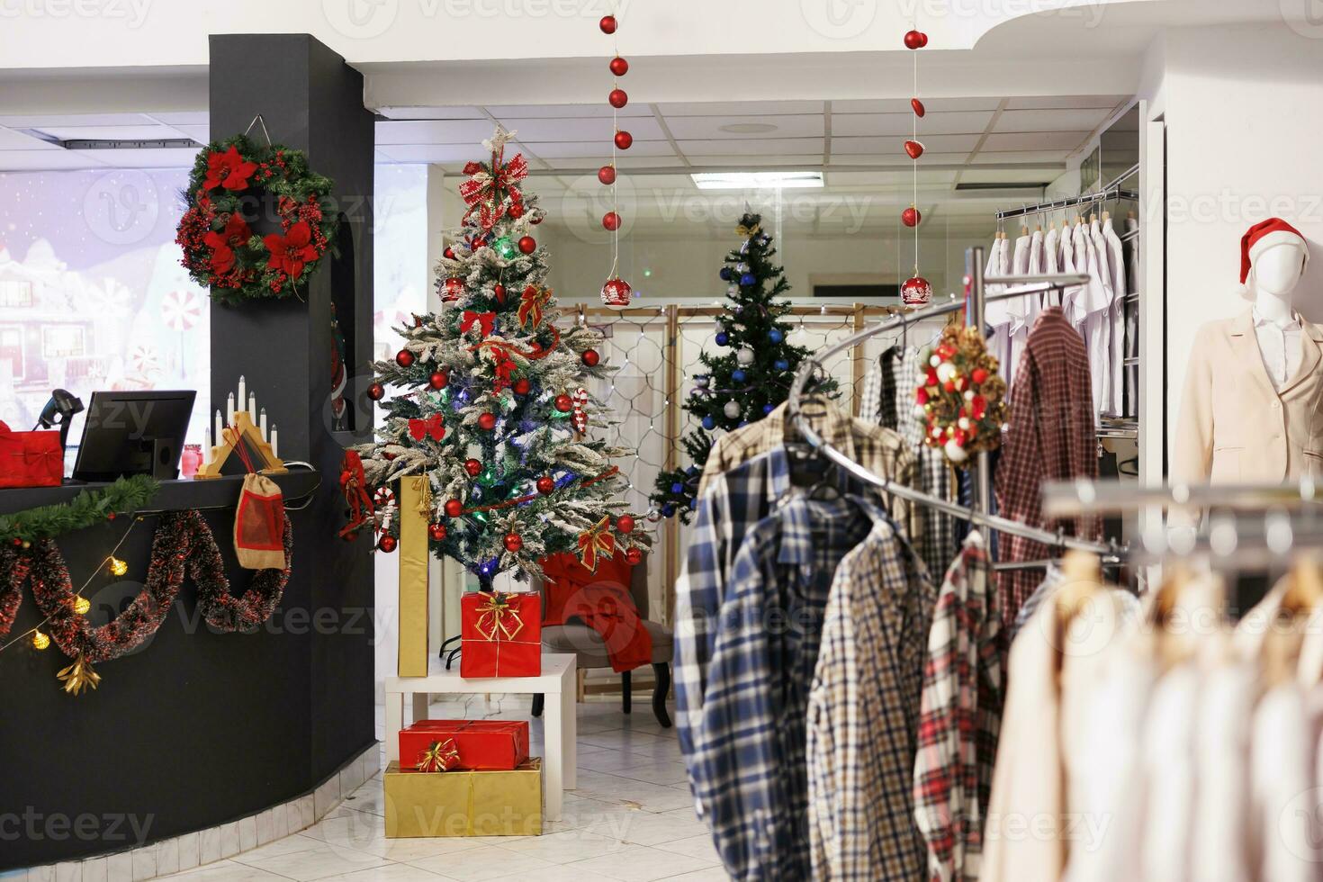 vacío festivo ropa Tienda durante Navidad estación, hermosamente decorado Navidad árbol y adornos en Moda centrar boutique. Al por menor tienda dentro centro comercial esperando para clientela durante fiesta estación. foto