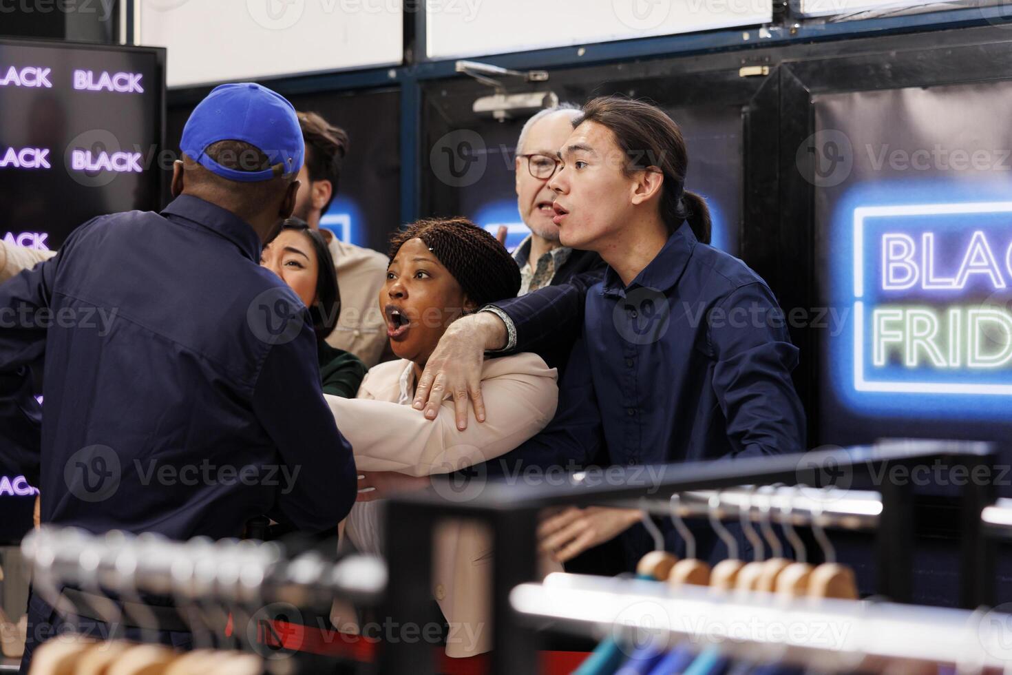 multitud de diverso personas en pie a ropa Tienda Entrada yendo loco durante negro viernes. compradores discutiendo luchando con africano americano hombre seguridad Guardia mientras esperando en línea. negociar caza foto