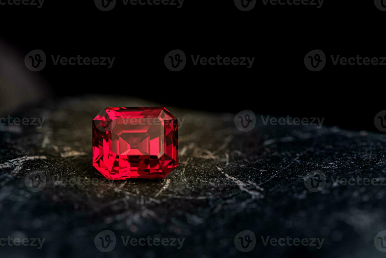 rojo rubí precioso piedra preciosa en oscuro antecedentes foto