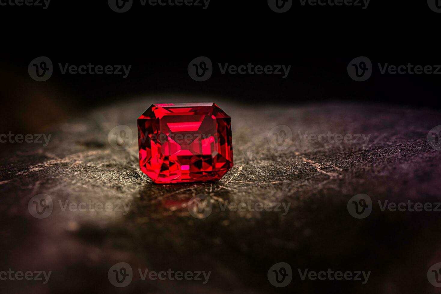 rojo rubí precioso piedra preciosa en oscuro antecedentes foto