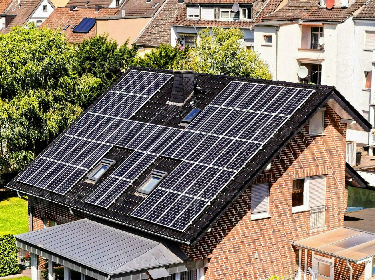 el edificios de el ciudad con solar paneles foto