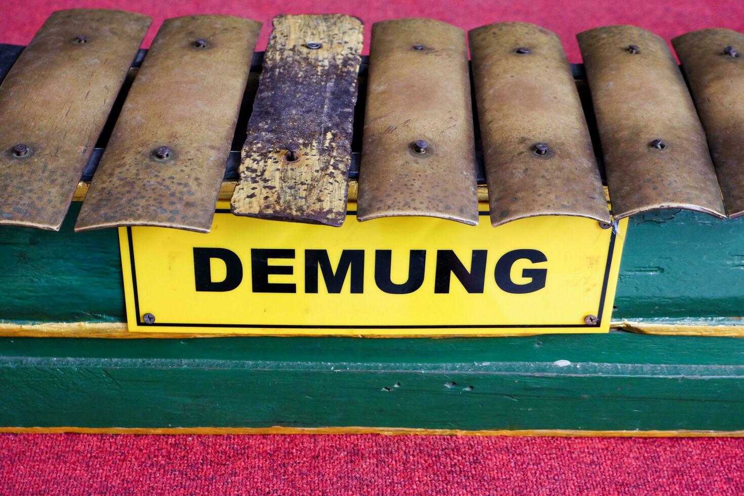 batu - Indonesia, octubre 08, 2023. uno de el gamelan musical instrumentos, llamado demung, viene desde Surakarta. foto