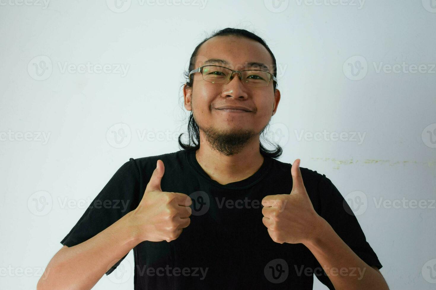 adulto asiático hombre vistiendo negro camiseta foto