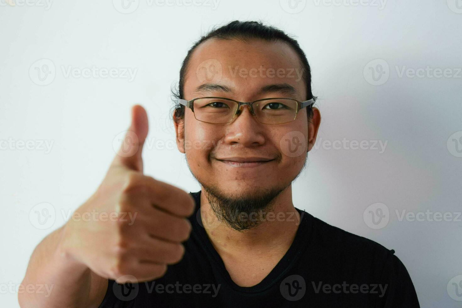 adulto asiático hombre vistiendo negro camiseta foto