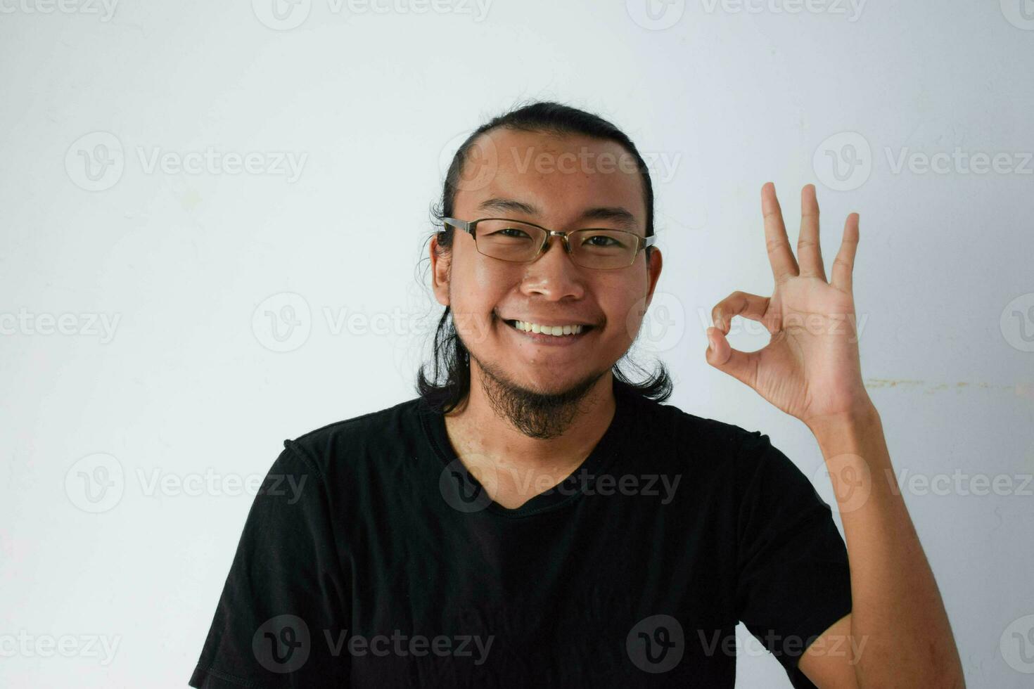 adulto asiático hombre vistiendo negro camiseta foto