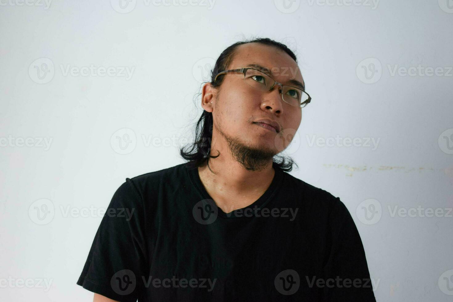 adulto asiático hombre vistiendo negro camiseta foto