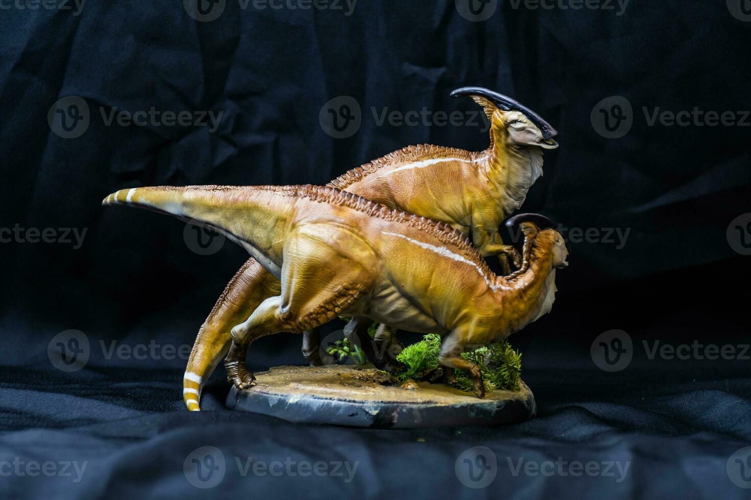parasaurolophus dinosaurio en el oscuro foto