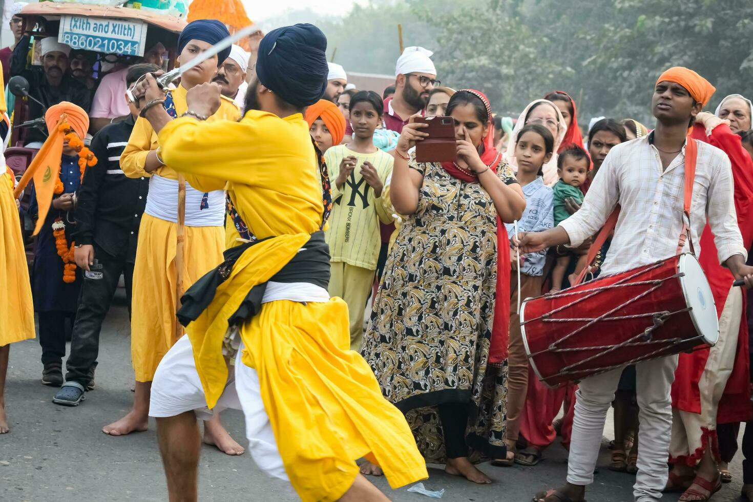 Delhi, India, octubre 2, 2023 - sijs monitor gatka y marcial letras durante anual nagar kirtana, tradicional, procesión en cuenta de cumpleaños de gurú nanak dev Ji, nagar kirtana en este Delhi zona foto