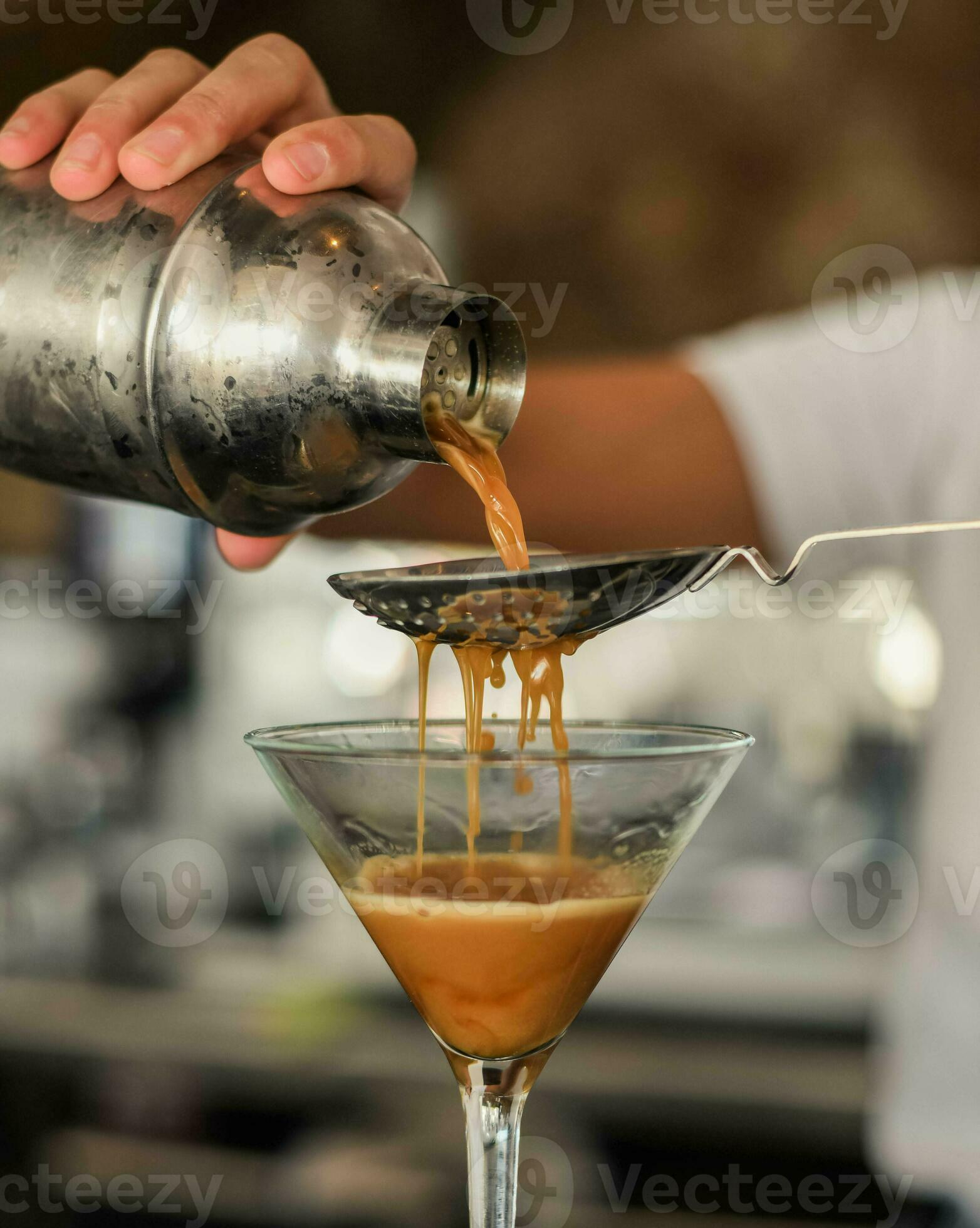 https://static.vecteezy.com/system/resources/previews/033/886/662/large_2x/espresso-martini-cocktail-made-with-espresso-coffee-liqueur-and-vodka-photo.jpg