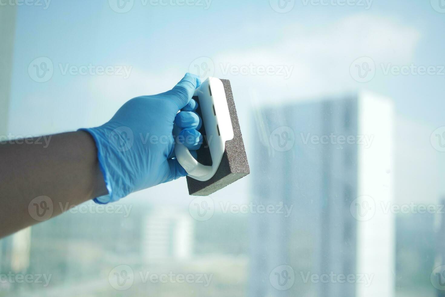 persona mano en guantes limpieza ventana vaso foto