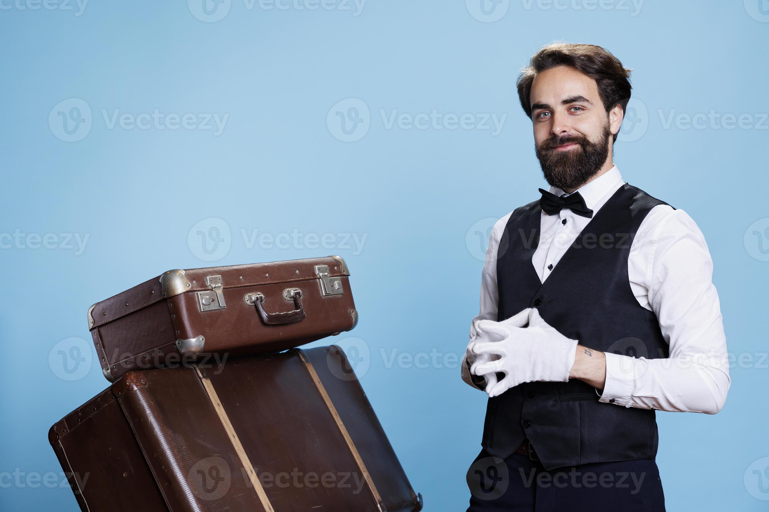 joven adulto hotel portero usa guantes a dar asistencia a personas con