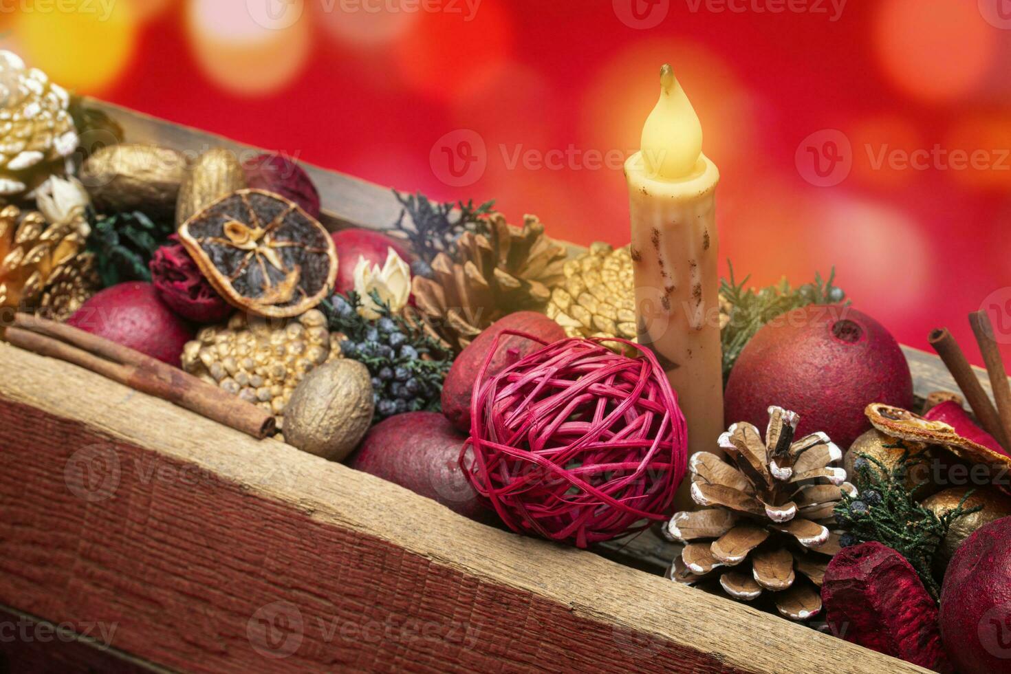 antiguo madera Navidad caja lleno con decoraciones y un brillante rojo antecedentes foto