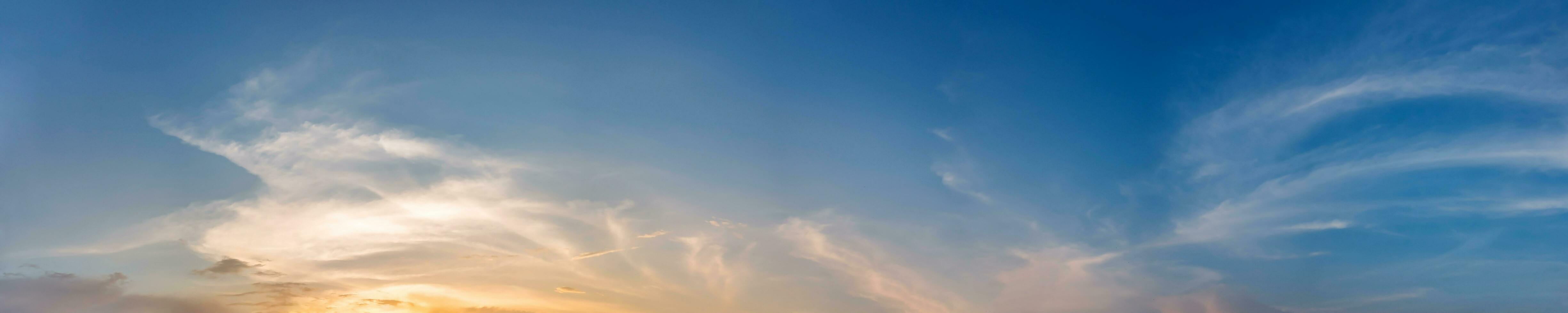 magnífico panorama escénico del amanecer y el atardecer con un rayo de luz y nubes por la mañana y por la noche. imagen panorámica del paisaje. foto