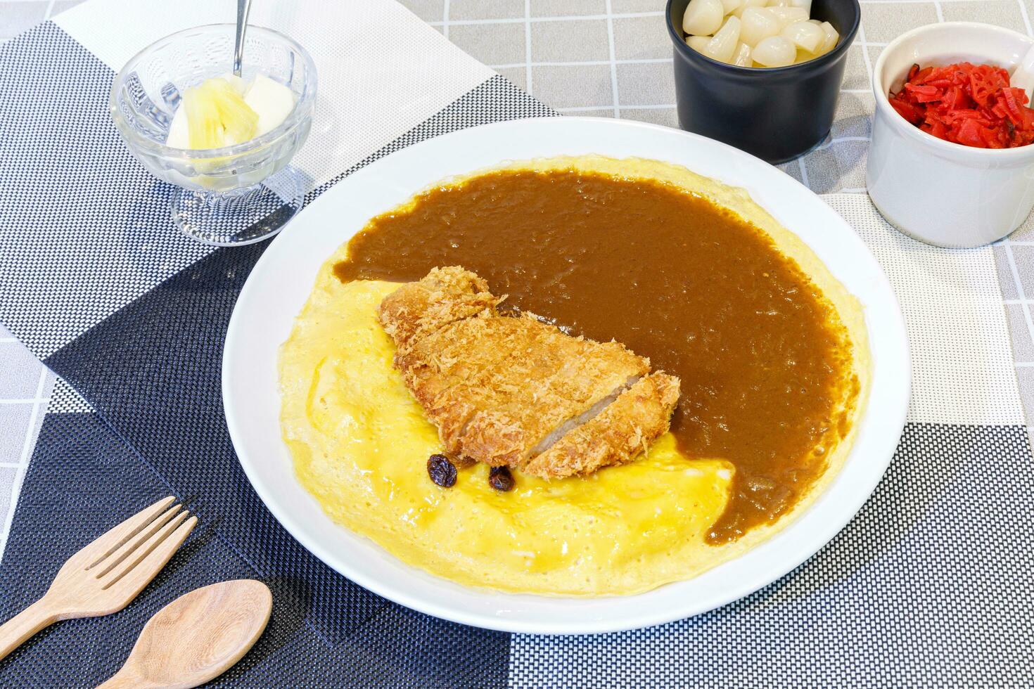 arroz al curry con chuleta de cerdo frita tonkatsu y tortilla cremosa - estilo de comida japonesa foto