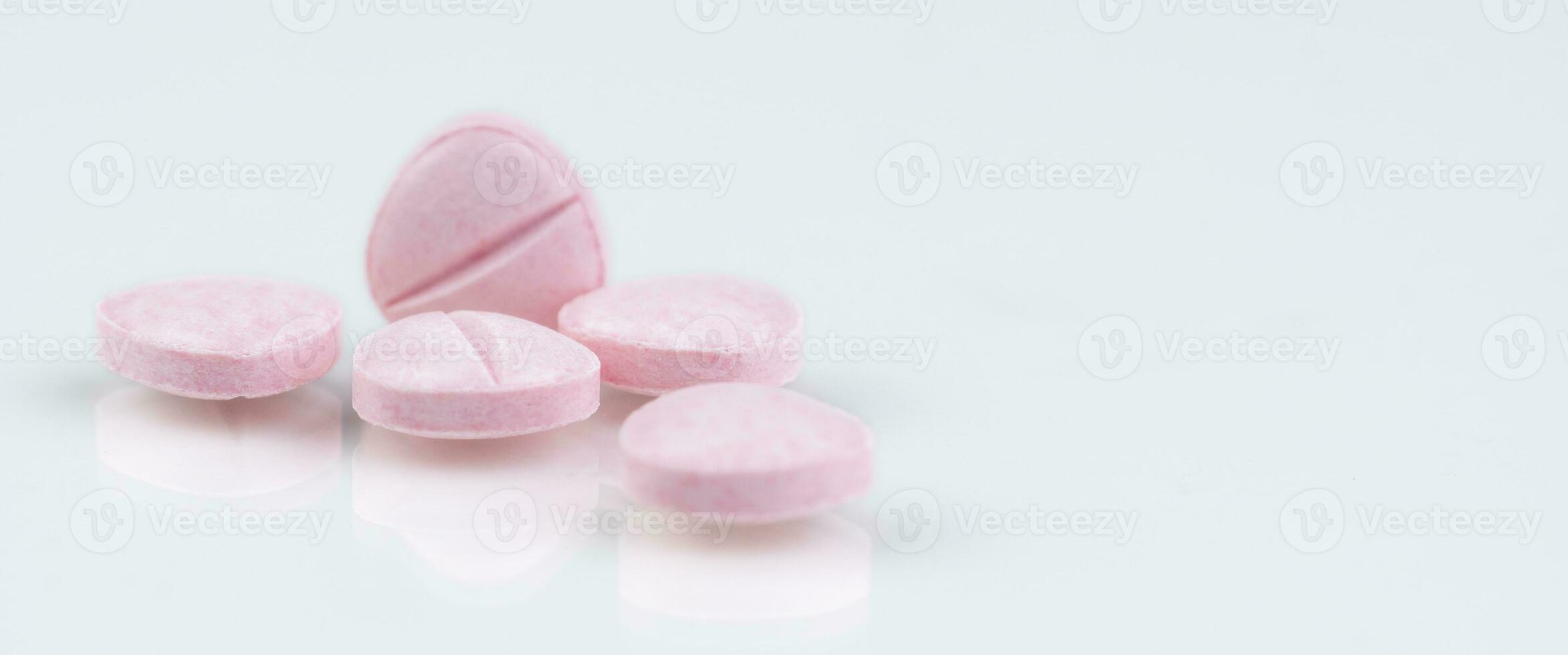 rosado tabletas pastillas en blanco antecedentes. salud y médico cuidado concepto. farmacia bandera. prescripción droga. farmacéutico industria. médico centrar bandera. vitaminas, minerales y suplementos concepto. foto